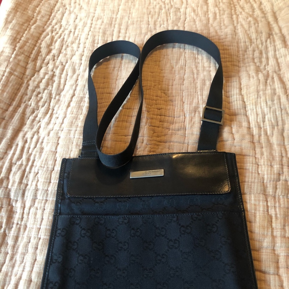 Gucci Authentic messenger bag black